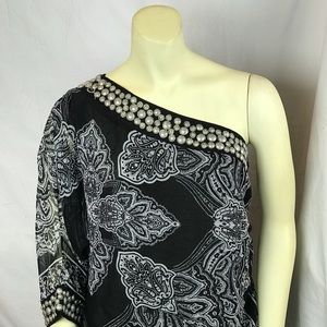 Arden B Top- Size XLARGE Black And White Top!
